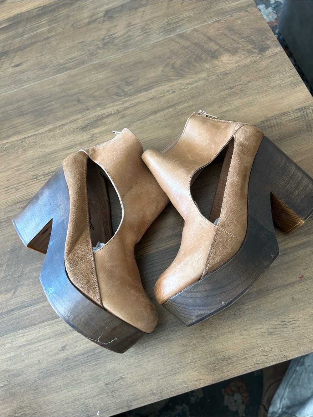 Free People Horizon gorgeous tan Platform Clogs like new size 38 7.5
